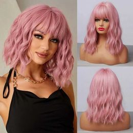 Synthetic Wigs Cape wave synthetic wig with short bangs Bob pink wig curly wave shoulder length role-playing wig daily colored wig Q240523