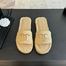 Mule Women Designer Sandals in pelle Scarpe da esterno per esterni bassi pantofole Speache per la spiaggia Scarpe intrecciate Rafia Comode sui piedi