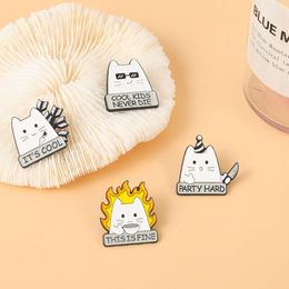 Cute white cat hit an arrow, wielding a knife to show off its handsomeness, brooch, clothing accessories, metal badges, and funny buttons