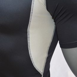 Drop Ship Black/Breattable Surf Upf 50 Rash Guard Shirt Kort ärmar Surfing Diving Suits SwimeWear New UV Swimming Rashguard