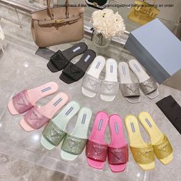 Pradsandals Beach Scuffs Klassische flache Frauen Pantoffeln Sandalen mit Diamonds Pantoffeln Designer Sommer Damen Cartoon Big Head Slipper Hotel Home Freizeit OBW6