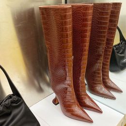 2024 Nuovo stile da donna Stivali per ginocchiere Stivali per paletti in pelle di pecora con tacchi alti con pilastro puntato di punta di piedi per le vestia
