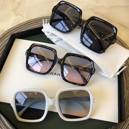Occhiali da sole Donne quadrate oversize bianche alla moda 2022 retrò grande telaio maschi occhiali da sole sfumature di accessori di moda nera 246l