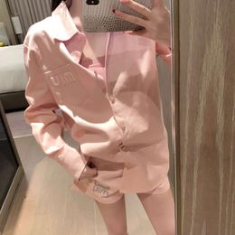 Frauenanzüge Blazer MM24 Frühlings-/Sommer Pink Girl Stil Stickerei Diamant Brief Langarmer Shirthigh Taille Shorts Vielseitiges Set