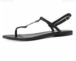 Designer sandali di alta qualità Slifori Slide Flipflips Lettere dorate Lettere di sandalo in pelle liscia Scarpe Nere con fibbia in scatola US5344108