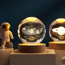 Creative Crystal Ball Planet Globe 3D Crafts System Engraved Wood Balls Solid Solar Base Luminous Small Led Light Ornament Lase Lkwwj