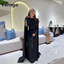 Party Dresses Verngo Black Velvet Long Prom Gowns Saudi Arabic Mermaid Dress Dubai Formal With Cape Lace Sleeves Evening