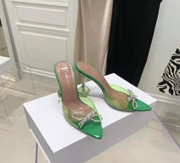 Fashion -Saison -Schuhe Amina Italien Muaddi Mules Green Glass Slipper PVC Crystal Bogen Sandalen2351188