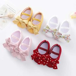 First Walkers Spring baby shoes with hair sweet bow decoration princess toddler shoes soft sole non slip first step wedding dress d240525