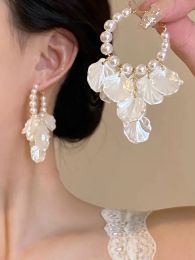Lifefontier White Tassel Petal Petal Flower Pearl Beaded Hoop Kolczyki dla kobiet Elegancka Wedding Floral Big Keaning Jewelry 2023
