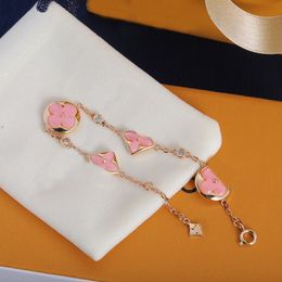 Designer -Armbänder Armreifen 18K Gold plattiert Edelstahl Blütenbuchstaben Anhänger Liebhaber Armband Manschette Kette Frauen Armband für Geburtstagsgeschenk