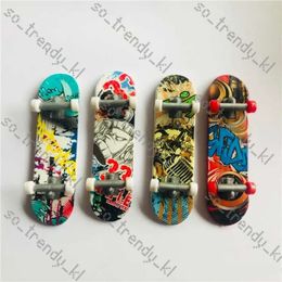 Hildren Toys Animation Neighboring Model Finger Board Truck Mini ABS Skateboard Playing Toys Finger Skateboards C034 799