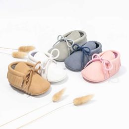 Erste Walkers Neugeborene Baby Casual Shoes High-End-Weiche Anti-Slip-Frühlings- und Herbst-Quasten-Spitzenschuhe Neugeborene erste Wanderbrettschuhe D240525