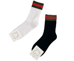 Designer Meias de algodão para homens Mulheres vermelhas letra verde bordado preto branco respirável meias de tubo médio unissex