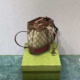 2024-1 Luxurys Kadınlar Zincir Crossbody Bags Tasarımcıları Kalp V Dalga Desen Omuz Çantaları Messenger Çantalar Pruse Zincir Tote
