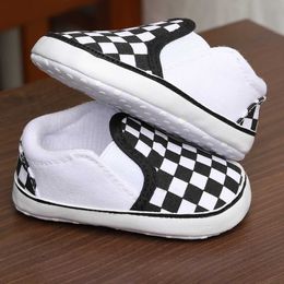 First Walkers Newborn Boys and Girls Baby Shoes Soft Sole Anti slip Gingham Simple Canvas Casual Sports Shoes 11 Colour Preschool First Walking Cricket Shoes d240525