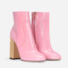 2024 Cowskin Pink Patente Couro Botas de tornozelo de 10 cm Sapatos de salto alto de salto alto Martin Meias botas redondas Padrão Catwalk Party Wedding Siz 34-43 Cor mista