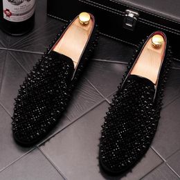 Luxus brandneue Herren Nieten Schuhe Schwarze Punk Flats Slebringe Männer handgefertigt mit Stachel Stachel Man Party Hochzeitsschuhe weiche Moccasins A9