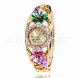 2024 Jingtai Blue Womens Diamond Blumenarmband Uhr Exquisites Handwerkskunst fallen gelassene Glaze hohl Quarz