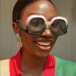 Designer occhiali da sole in moda occhiali da sole polarizzati con occhiali da sole di lusso resistenti ai ra resistenti alle donne goggle goggle quadrate da sole vetro vetri casual occhiali casual