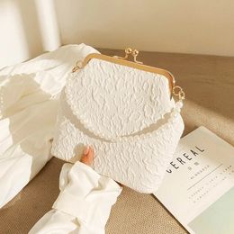 Cheongsam Clutch 2023 Shell Pearl Handbag Mini Chain Crossbody Shoulder Bag Mobile Phone Versatile Cosmetic Purse for Women 240523
