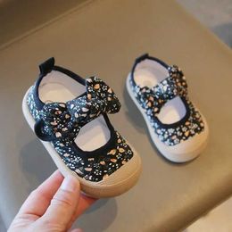 İlk Yürüyüşçüler Moda Four Seasons Çocuk Tuval Ayakkabı Çiçekleri Sıradan Spor Çocukları Ayakkabı Kız Düz Alt Bebek Spor Ayakkabıları Toddlers Tenis Ayakkabı Q240525