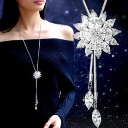 Collane a ciondolo a ciondolo Fascifica vintage Crystal Flace Necklace a sospensione per donne Zircon Flower Long Miti Accessori per gioielli invernali Regali Q240525