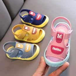 Erste Wanderer Sommer Baby Sandals Fashion Kids Schuhe für Mädchen Jungen Brief Mesh Anti-Schlupfe Soft Soone Kleinkind Erste Walker Kinder Beach Schuhe Q240525