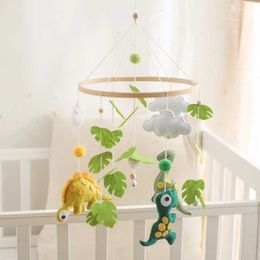 Mobiles# Baby Crib Mobile Bed Bell Wooden Rattles Toys Soft Felt Cartoon Dinosaur Forest Hanging Bracket Gifts Q0525