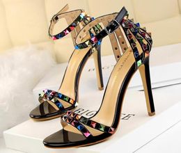 Nuova stagione Donne Pompe Sandali ACCIVE COLORE 11 cm Rivetti aperti Openta Stiletto Cinkle Lady Party Scarpe Summer 7 Colour5145053