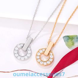 2024 Designer Bulgariismus Schmuck Anhänger Halskette Round Marke Yuanbao Münze Damen Mode Einfache hohle Full Diamond V-Gold Lock Knochenkette für Frauen