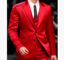 Slim Fit Red Prom Men Suits für Sänger Bühne 3 Stück Satin Man Fashion Jacke Weste mit Hosen Hochzeitsbräutigam Smoking 2020 x09091788299