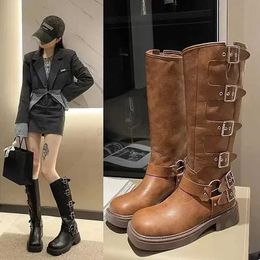 Stivali 798 Woman Knee Metal Buckle Punk Punk Gothic Long Stivali per donne Western Cowboy Boot in pelle per la pelle di cavalleria Botini di cavalleria 231219 a