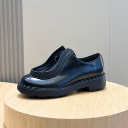 Designer europäischer und amerikanischer dicker Locker-Slipper, die Schuhe des Ehepaares, die schuhwichtige Paare, adoptiert übergroßes Silhouette-Design, beliebte echte Lederschuhe