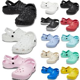 2024 KOSTENLOSE Versand Damen Clog Designer Sandalen Kinder Schuhe Baby Kinder Pantoffeln Rutschen Schläge klassische Herren Dreifach schwarze Weiße wasserdichte Schuhe Pflegekrankenhaus