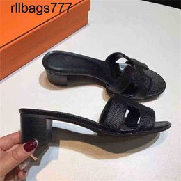 Slipper Oran Fashion Designer Sandals Women 2024 Organ Summer Wear Medium Heels Leater Travel Beac Heel