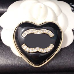 Designer Brooch Luxury Womens Accessories Vintage Elegant Designers Pins Dress Crystal Pearl Heart Brooches Womens Vintage Jewellery Accessory Gifts