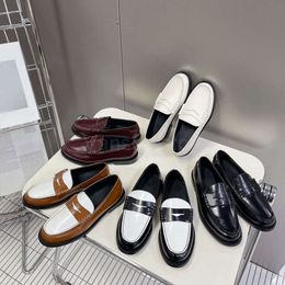 Top -Qualität Leder runde Zehen Buchstaben Schnalle Loafer Womens Slip auf Flachschuhe Kleiderschuhe Luxus Designer Schuhe Fabrikschuhschuhe mit Schachtel