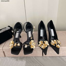 Nuovi fiori di metallo in satinata con tacco da tacco da sandalo sandalo orchide decorazione floreale sandals designer di lusso perle scarpe da donna abbigliamento da donna dimensione 35-40 con scatola