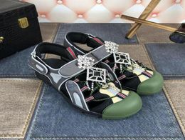 Klassische Luxusstil Damen Sandalen Flatsoled Pantoffers Modeschuhe Wasserbohrer Dekoratives Netz Leder Spleißen Mater3707902