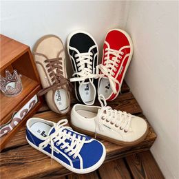 مصمم القماش نساء منخفضة من أعلى الدانتيل على قدم المساواة أحذية المدربين 2023 Red Blue Sneakers Girls Tenis Plimsolls