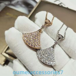 2024 Designer Bulgariismus Schmuck Anhänger Halskette kleiner Rock Full Diamond Womens Lüfter Leicht Einfaches Trottel Kette einzigartig und Gefühl