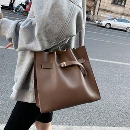 Shoulder Bags The Trend Of Women's Bucket Bag Commuter Large Capacity Fashion Hundred Sloping