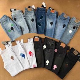 Дизайнерские джинсы Мужские джинсы делают старые вымытые вышившие брюки, печатные изделия для женщин, мужчины, повседневные сердечки в стиле брюки