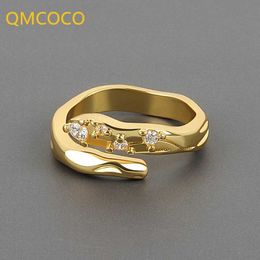 Band Rings QMCOCO 2021 New Silver Twisted Zircon Geometric Ring Suitable for Womens Simple and Elegant Parties Exquisite Jewelry Gifts J240527