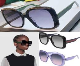 Square sunglasses with Web 0713S Squareshaped frames are contrasted by the heritage in green and red along the temples Designer m3567459