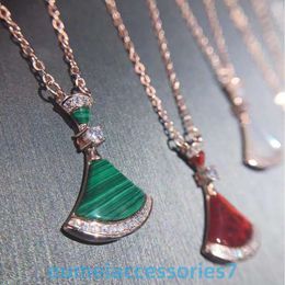 2024 Designer Bulgariismus Schmuck Anhänger Halskette kleiner Rock gegen dicke 18K Roségold-fanförmige weiße Fritillaria Red Achat Full Diamond