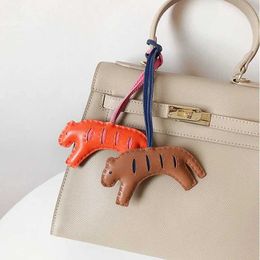 Keychains Lanyards Cute handmade leather tiger leopard car keychain animal keychain womens bag pendant accessories J240527
