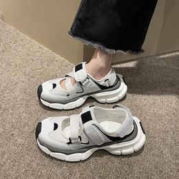 Yeni yaz moda çok yönlü kalın sole içi boş nefes alabilen velcro sıradan ayakkabılar küçük beyaz spor ayakkabıları