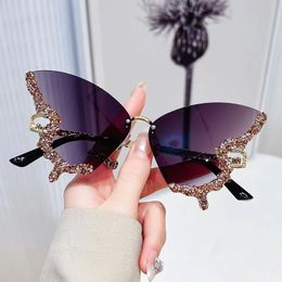 Gli occhiali da sole da sole e gli occhiali per farfalle e di donne hanno troppi bicchieri di design marchio black metal telaio di lenti in vetro scuro da 50 mm per donne da uomo